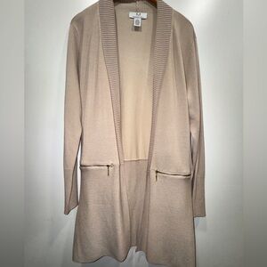 Magaschoni Neutral Ribbed Longline
Cardigan | Zip Pocket Detail | Luxe
Knit🤎✨